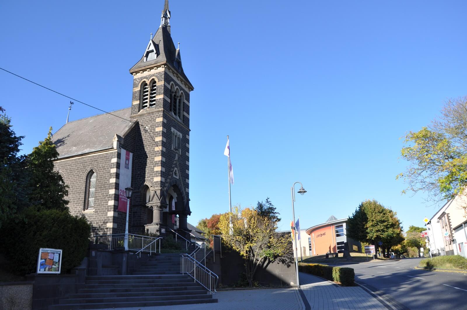 Evangelische Kirche und Lava-Dome in Niedermendig - Lupe Reisen