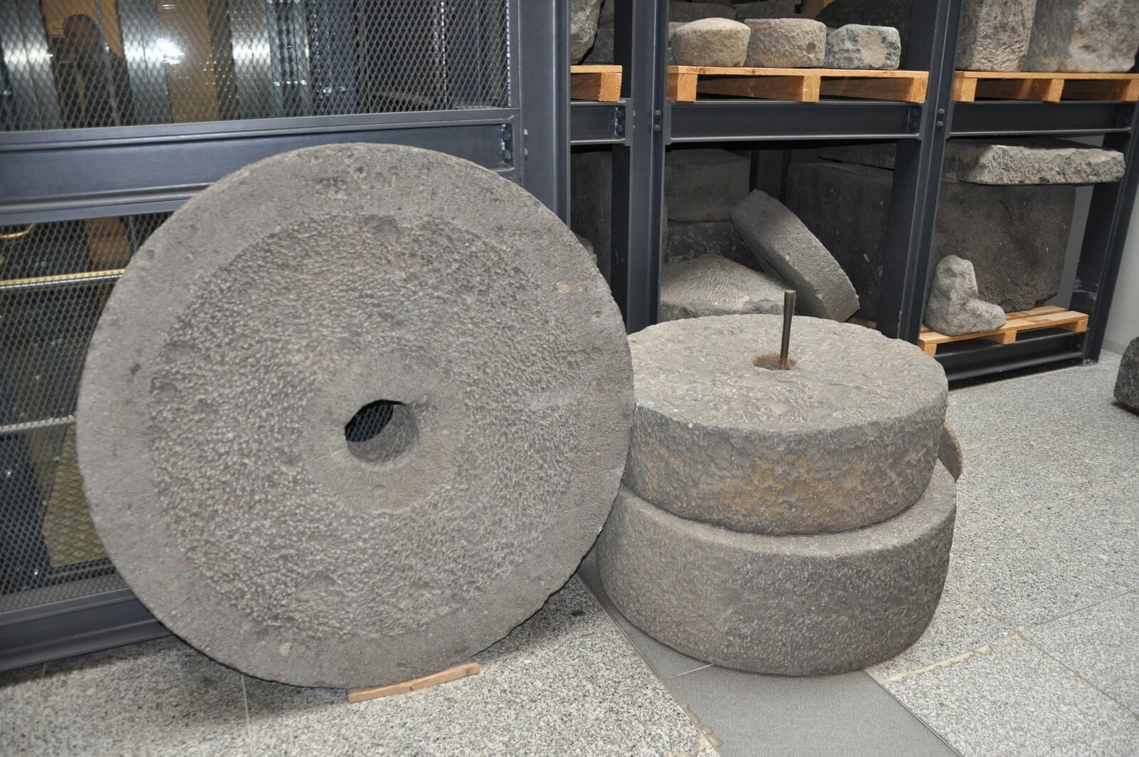 Mhlsteine aus Mendiger / Mayener Basalt im Museum Mayen - Lupe Reisen