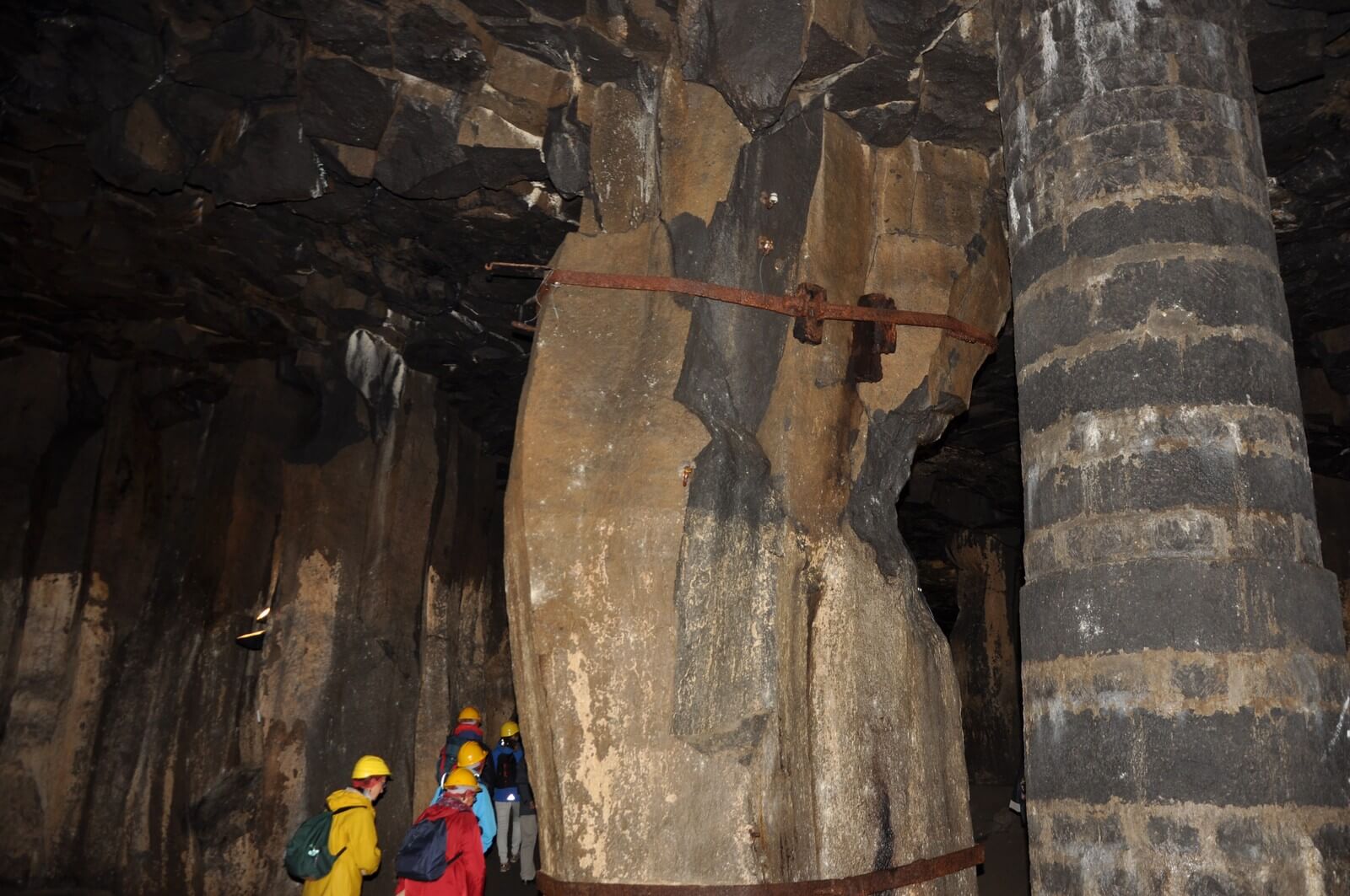 Erkundung der hallenartigen Basaltkeller 30 m unter der Erde - Lupe Reisen